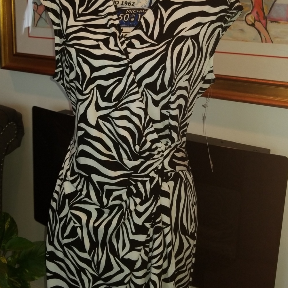 Dress - Picture 2 of 7